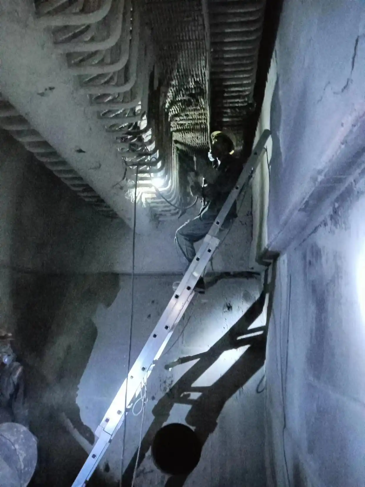 紧急抢修!这群维修工在60多度的锅炉炉膛里奋战27小时(图3) 电厂机组锅炉检修稿件_春节锅炉抢修_省煤器泄露抢修