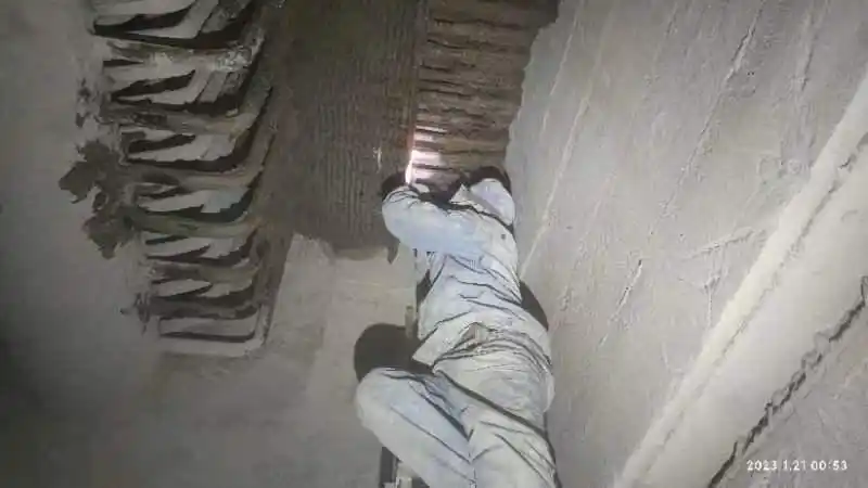 紧急抢修!这群维修工在60多度的锅炉炉膛里奋战27小时(图4) 省煤器泄露抢修_春节锅炉抢修_电厂机组锅炉检修稿件