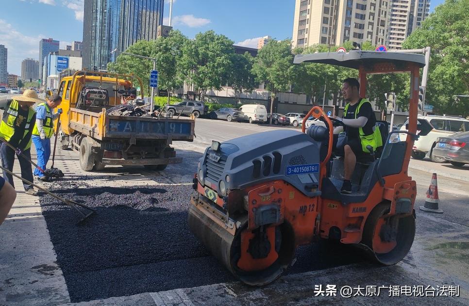 太原城管:紧急抢修路面塌坑 保障市民“脚下安全”(图2) 道路塌陷抢修施工方案_太原市道路塌坑抢修_市政部门应急事件处置