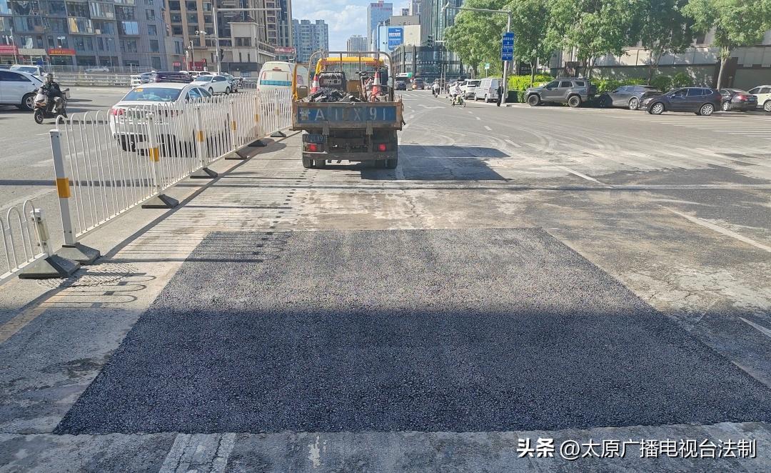 太原城管:紧急抢修路面塌坑 保障市民“脚下安全”(图3) 太原市道路塌坑抢修_市政部门应急事件处置_道路塌陷抢修施工方案