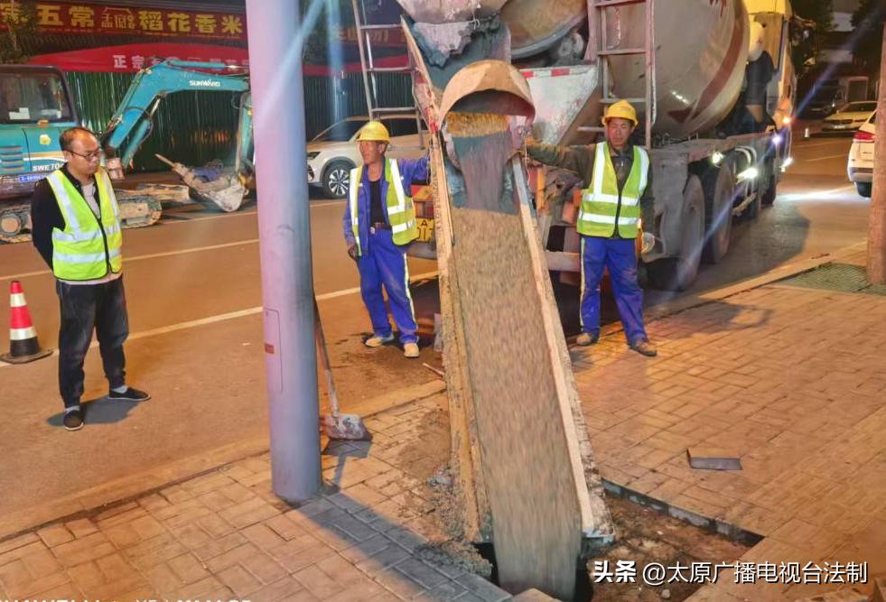 太原城管:紧急抢修路面塌坑 保障市民“脚下安全”(图4) 道路塌陷抢修施工方案_太原市道路塌坑抢修_市政部门应急事件处置
