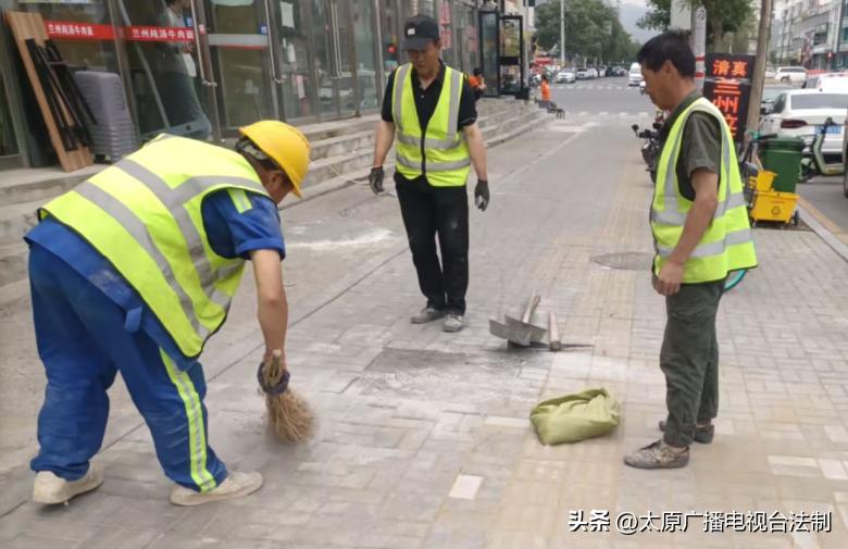 太原城管:紧急抢修路面塌坑 保障市民“脚下安全”(图5) 太原市道路塌坑抢修_市政部门应急事件处置_道路塌陷抢修施工方案