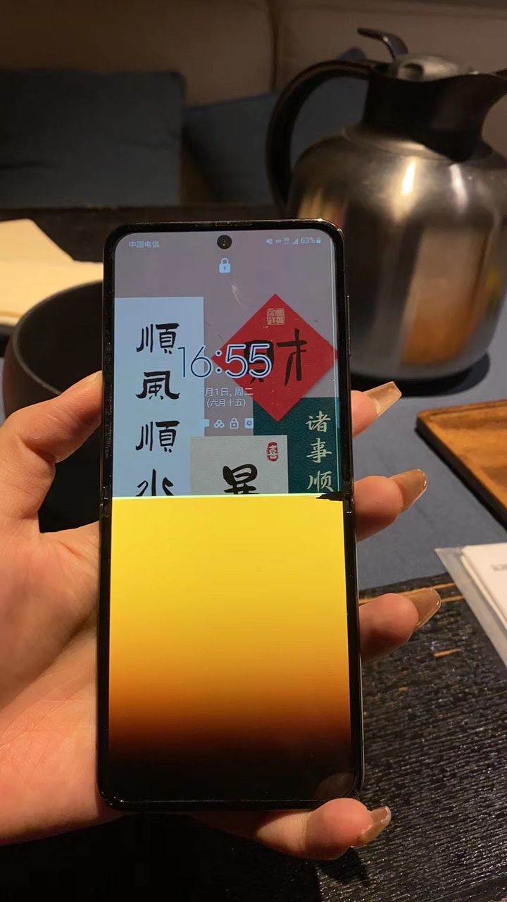 三星折叠屏出现裂纹、闪屏、黑屏，售后要求自费维修