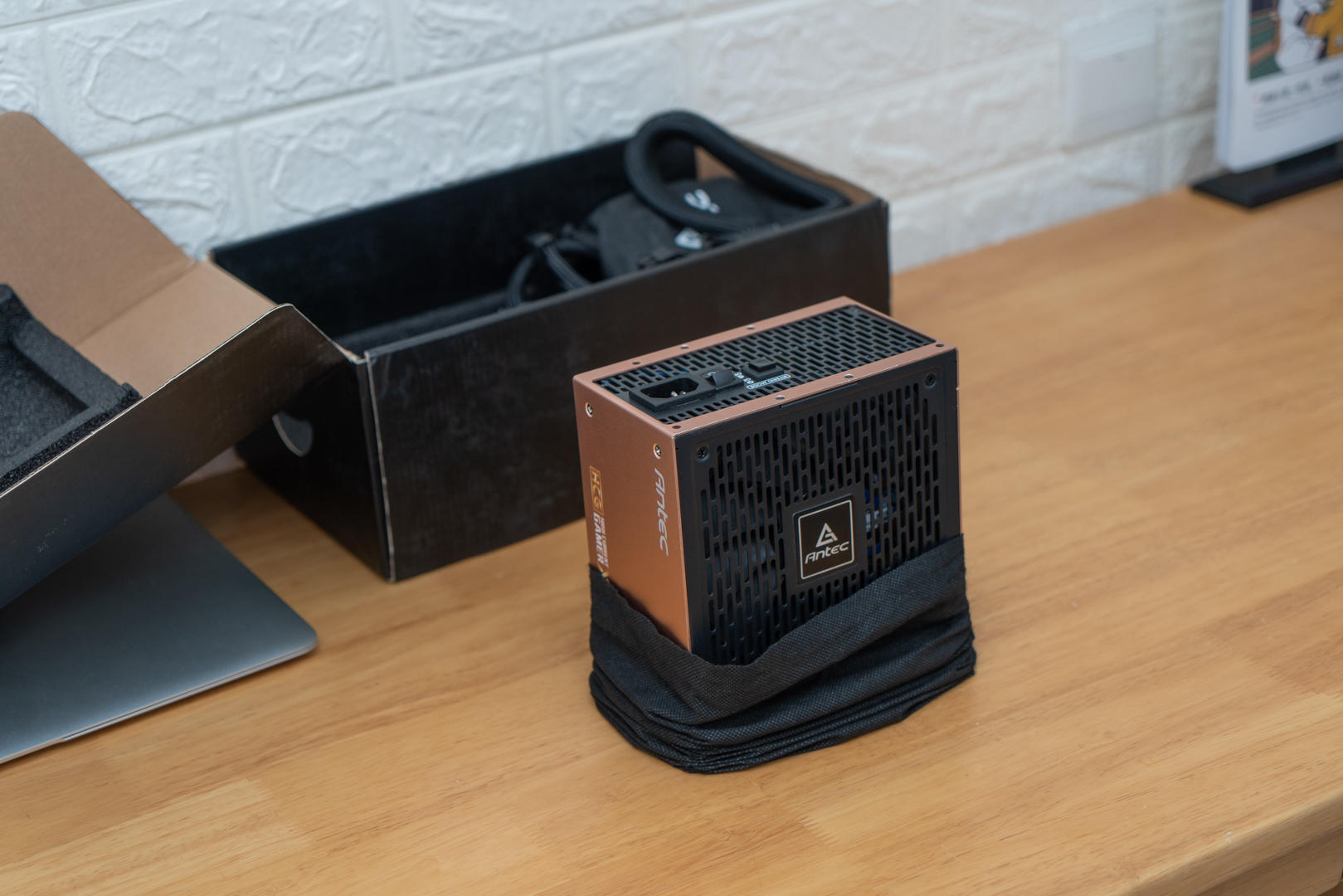 闲着无聊,拆了一台安钛克1000W的电源,6800XT无压力(图2) 安钛克电源怎么保修_高端金牌全模组电源_安钛克HCG-X1000电源评测