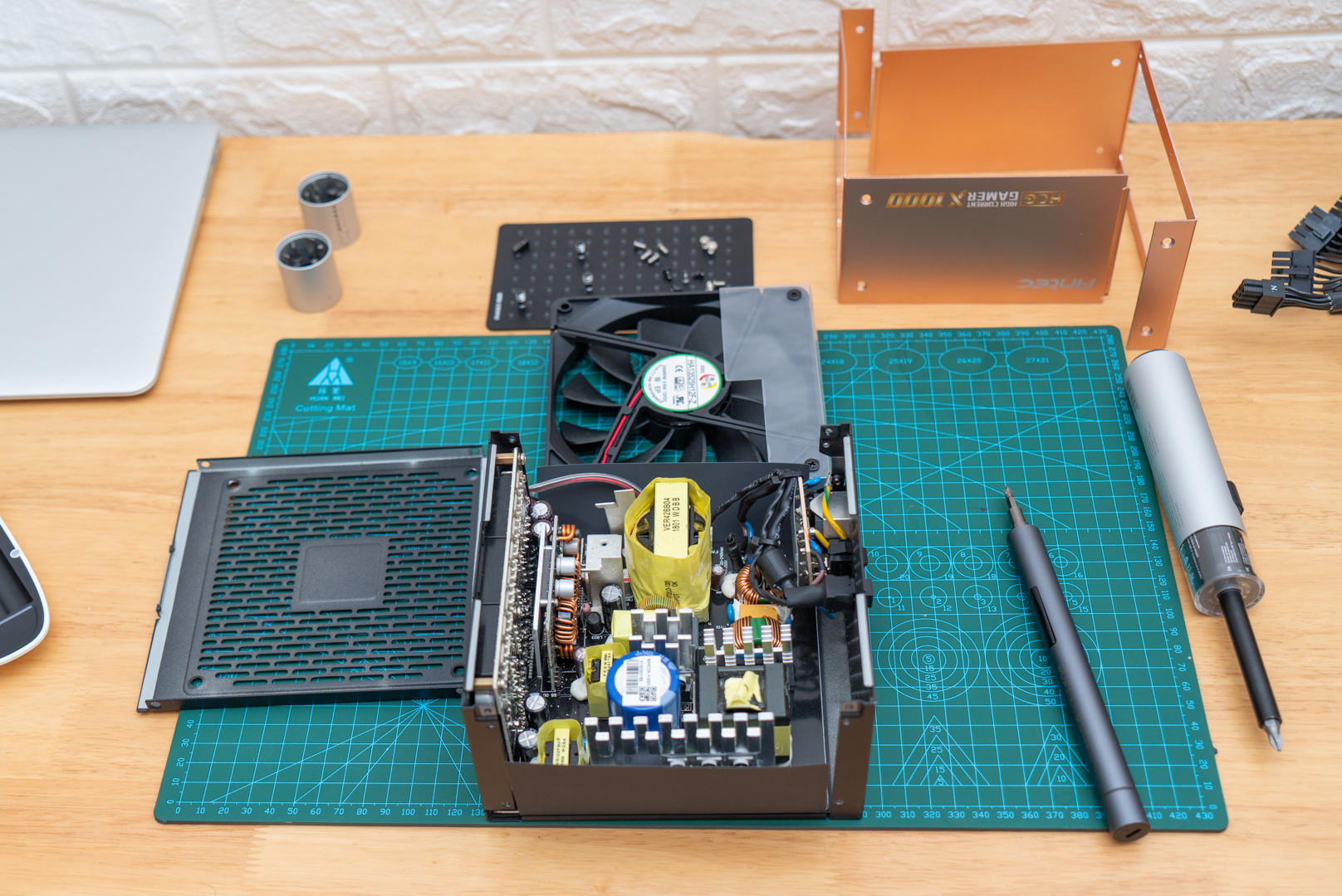 闲着无聊,拆了一台安钛克1000W的电源,6800XT无压力(图11) 高端金牌全模组电源_安钛克电源怎么保修_安钛克HCG-X1000电源评测