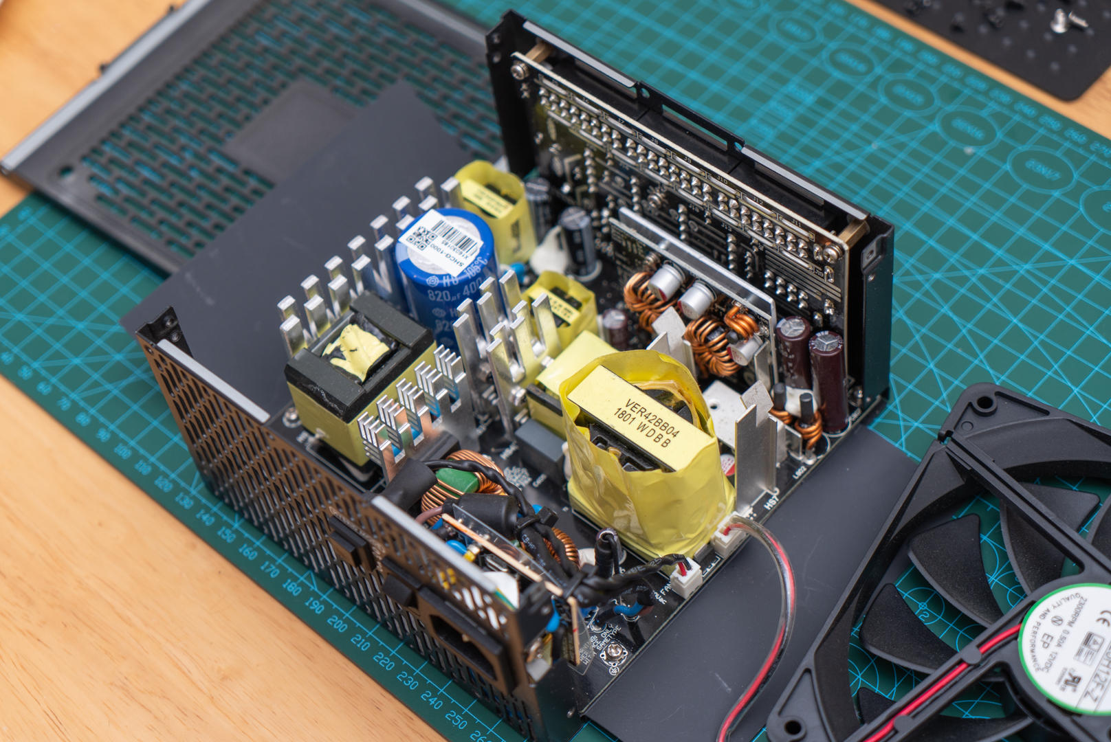 闲着无聊,拆了一台安钛克1000W的电源,6800XT无压力(图12) 安钛克电源怎么保修_高端金牌全模组电源_安钛克HCG-X1000电源评测