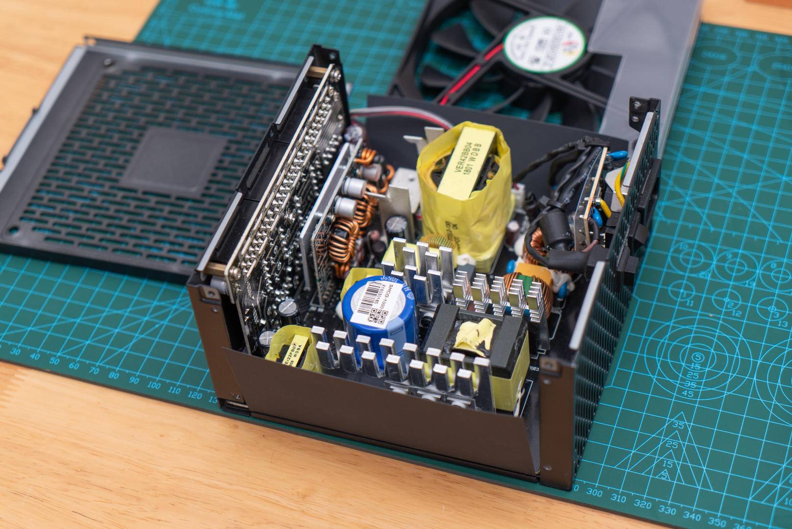 闲着无聊,拆了一台安钛克1000W的电源,6800XT无压力(图13) 安钛克HCG-X1000电源评测_高端金牌全模组电源_安钛克电源怎么保修