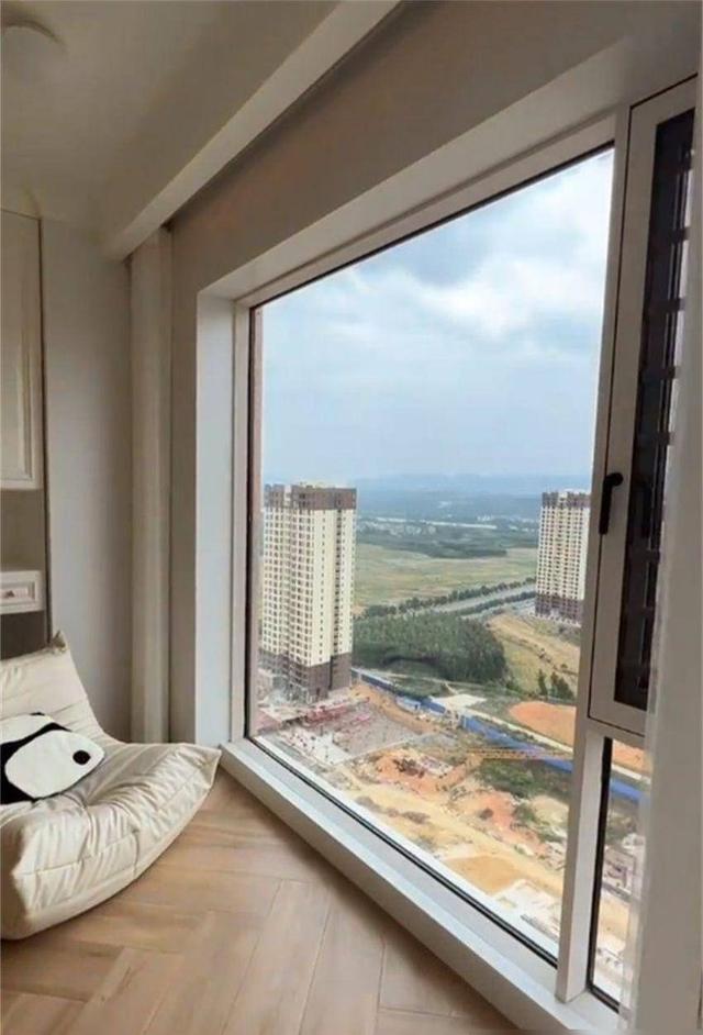 6米阳台“封一半留一半”,邻居这波操作太牛了!(图5) 阳台挑出两米可以吗_阳台封不封一半_封阳台一半好处