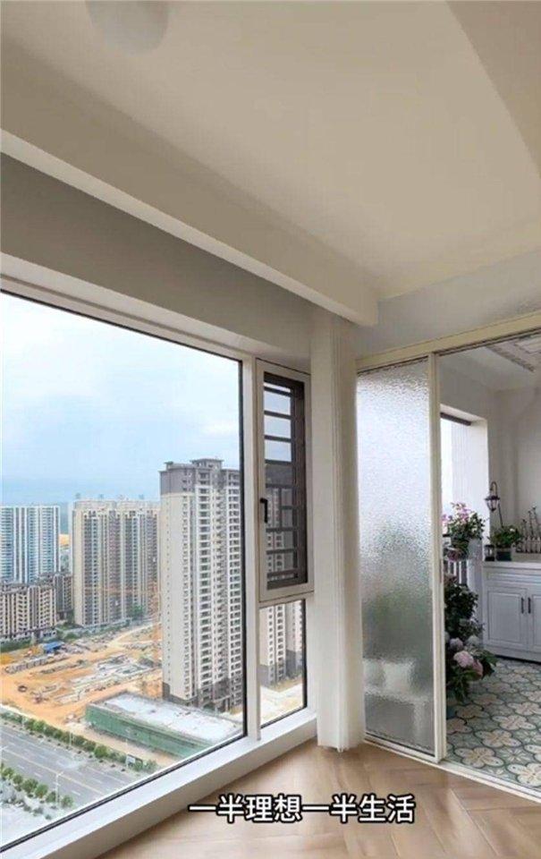 6米阳台“封一半留一半”,邻居这波操作太牛了!(图3) 半封半开阳台设计_阳台挑出两米可以吗_6米阳台一半玻璃一半露天