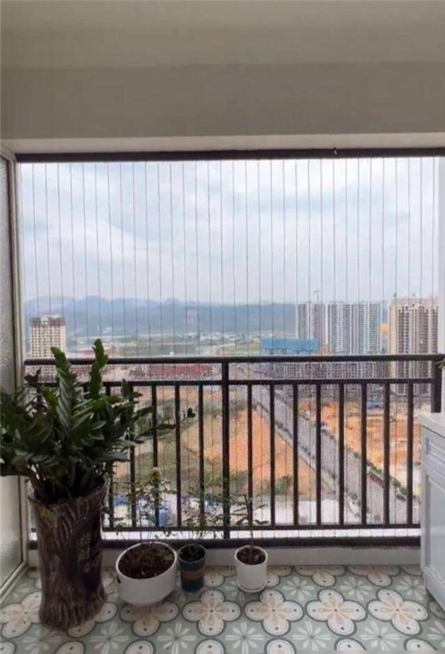 6米阳台“封一半留一半”,邻居这波操作太牛了!(图4) 半封半开阳台设计_6米阳台一半玻璃一半露天_阳台挑出两米可以吗