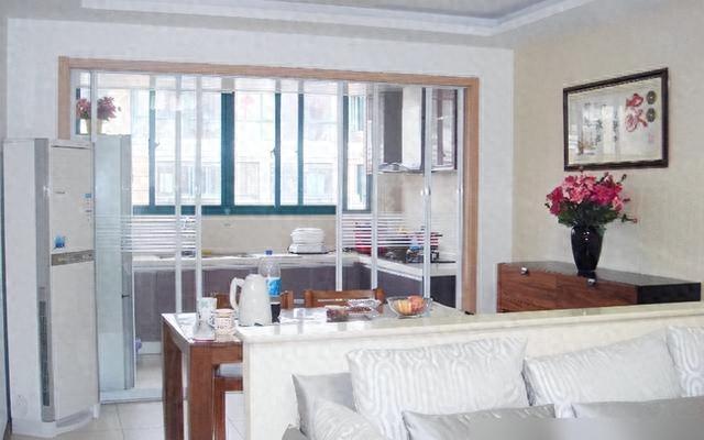 朋友巧妙把家里的阳台改造成厨房，效果不是一般的棒