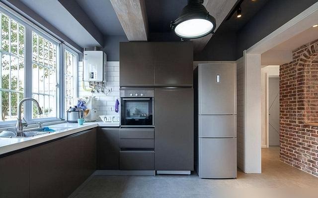 朋友巧妙把家里的阳台改造成厨房,效果不是一般的棒(图2) 阳台挑出两米可以吗_挑梁式阳台改成厨房_阳台改厨房