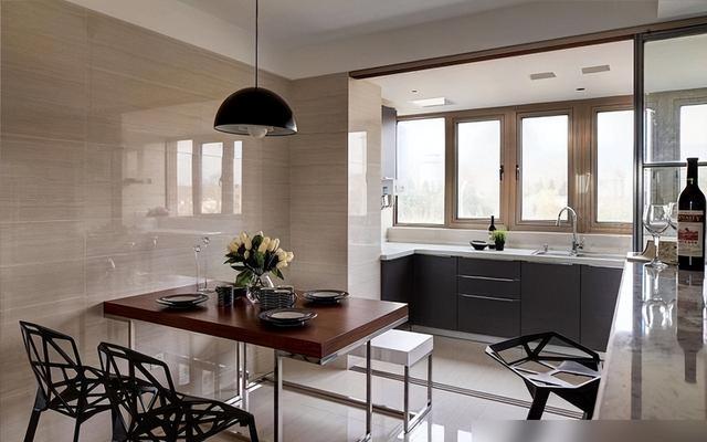 朋友巧妙把家里的阳台改造成厨房,效果不是一般的棒(图3) 阳台改厨房_阳台挑出两米可以吗_挑梁式阳台改成厨房