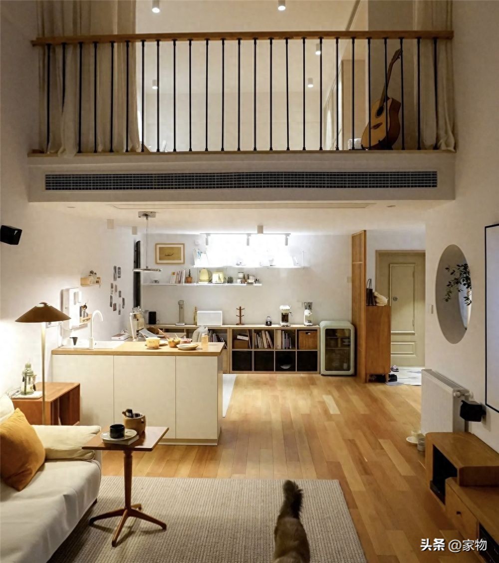 这对安徽夫妻太会布置，晒出LOFT公寓18㎡客厅，挑空二层太通透