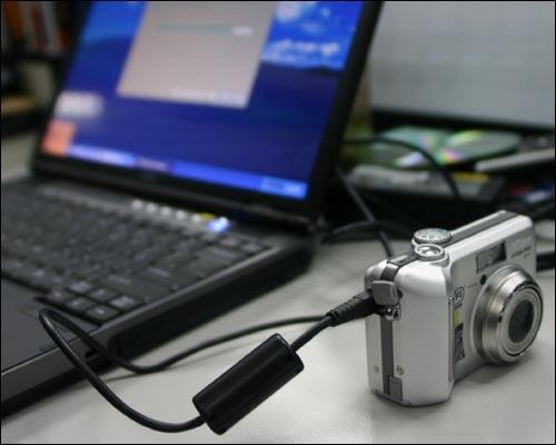 怎么才能把照相机拍下来的照片传到电脑里》？