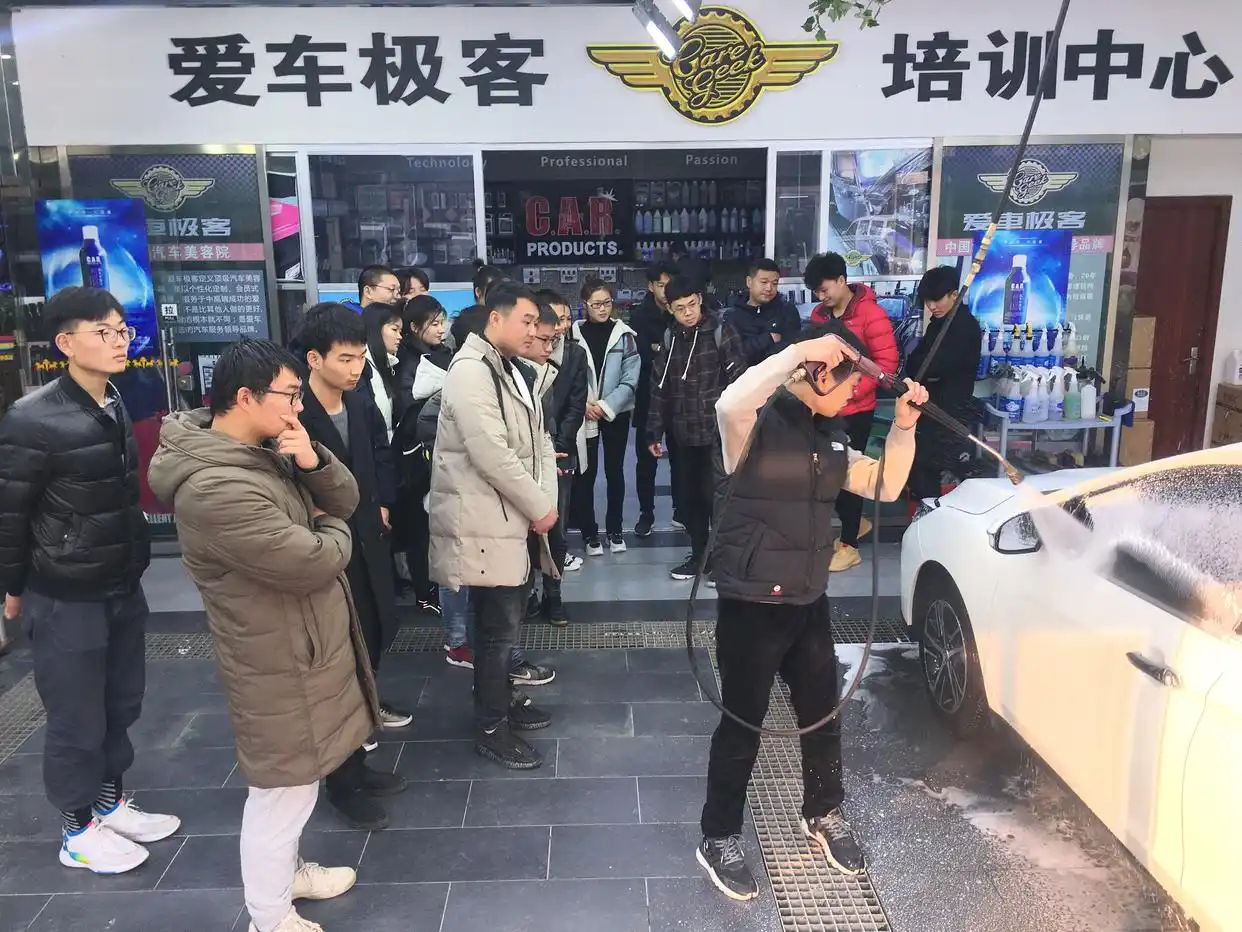 汽车美容装潢≠拿水洗车!郑州“老师儿”洗车洗成省技能大师|我有一招鲜(图5) 汽车美容 装潢_汽车美容技艺_汽车美容职业发展