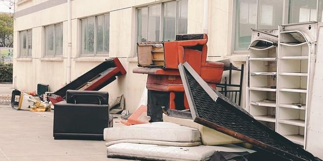 阳台挑出两米可以吗_易燃物堆放安全_阳台火灾隐患