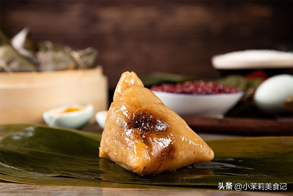 煮粽子,只放水不好吃还容易漏米,牢记“1放2窍门”,香浓又软糯(图2) 包粽子的窍门_粽子怎么包的步骤慢动作_粽子怎么包包粽子