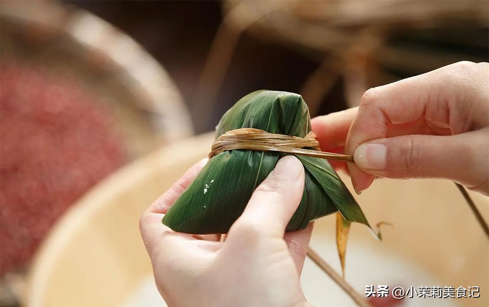 煮粽子,只放水不好吃还容易漏米,牢记“1放2窍门”,香浓又软糯(图3) 粽子怎么包的步骤慢动作_包粽子的窍门_粽子怎么包包粽子