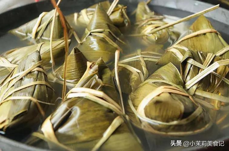 煮粽子,只放水不好吃还容易漏米,牢记“1放2窍门”,香浓又软糯(图4) 粽子怎么包的步骤慢动作_包粽子的窍门_粽子怎么包包粽子