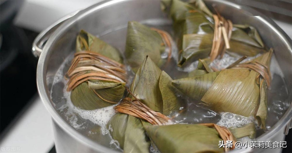 煮粽子,只放水不好吃还容易漏米,牢记“1放2窍门”,香浓又软糯(图6) 粽子怎么包的步骤慢动作_包粽子的窍门_粽子怎么包包粽子