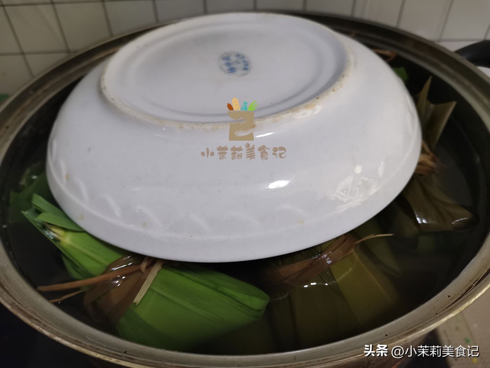 煮粽子,只放水不好吃还容易漏米,牢记“1放2窍门”,香浓又软糯(图7) 粽子怎么包包粽子_包粽子的窍门_粽子怎么包的步骤慢动作