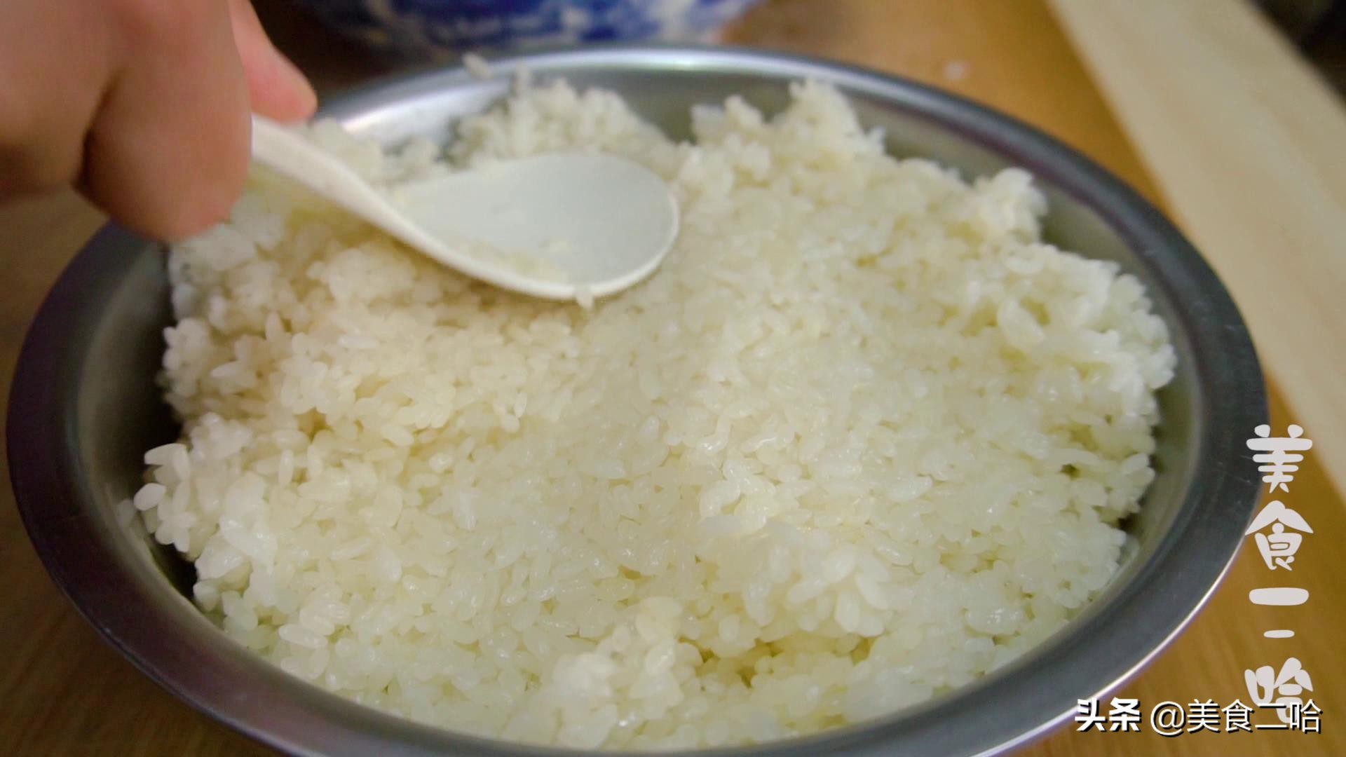 每年端午节,奶奶总会各种花样蒸糯米,做的这饭比粽子简单有好吃(图12) 端午节传统习俗_包粽子的窍门_红糖糯米饭制作方法