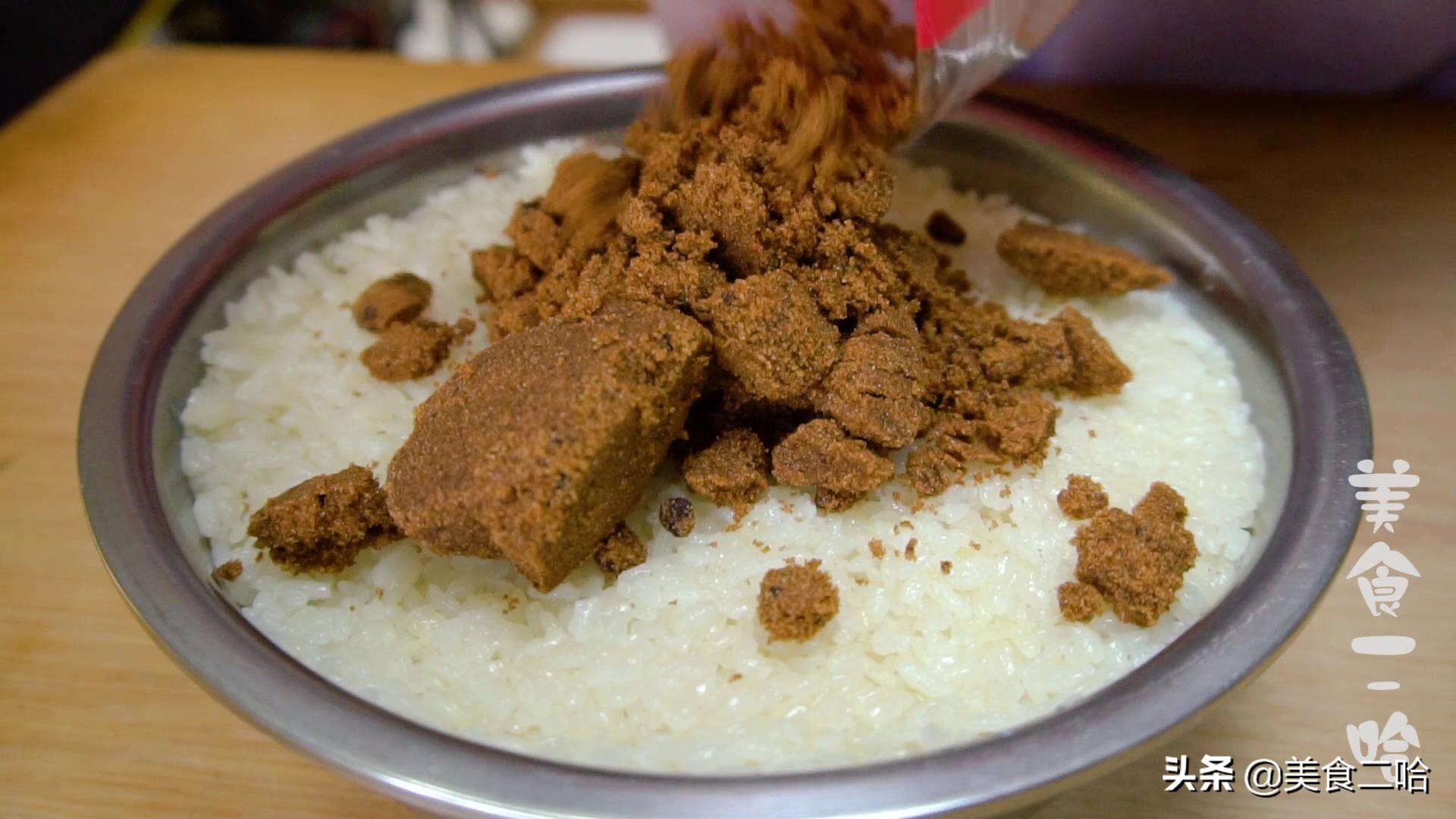 每年端午节,奶奶总会各种花样蒸糯米,做的这饭比粽子简单有好吃(图13) 端午节传统习俗_红糖糯米饭制作方法_包粽子的窍门