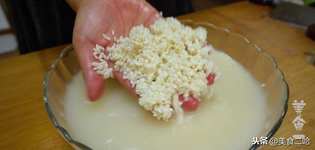 每年端午节,奶奶总会各种花样蒸糯米,做的这饭比粽子简单有好吃(图4) 端午节传统习俗_红糖糯米饭制作方法_包粽子的窍门