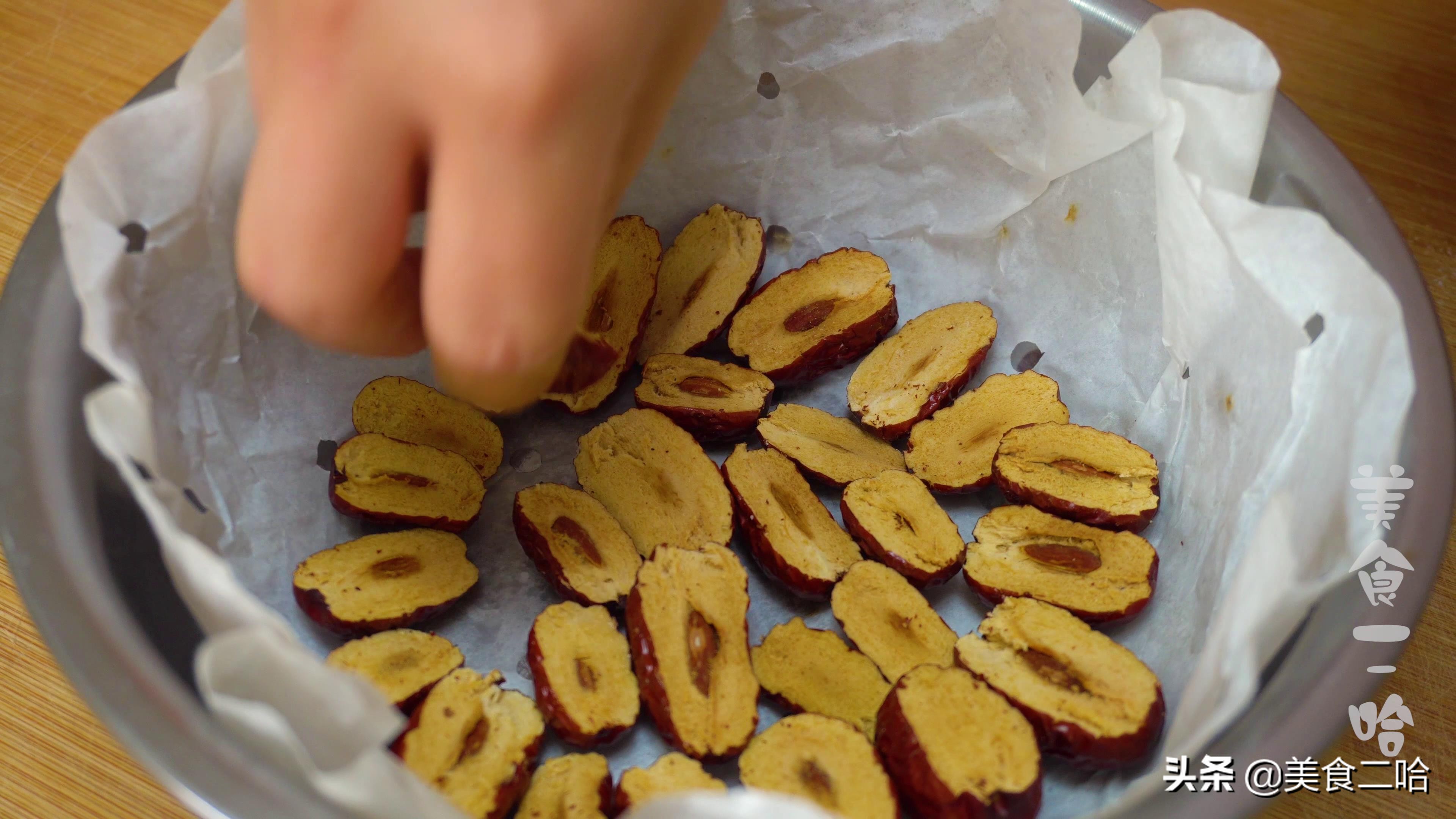 每年端午节,奶奶总会各种花样蒸糯米,做的这饭比粽子简单有好吃(图5) 包粽子的窍门_红糖糯米饭制作方法_端午节传统习俗