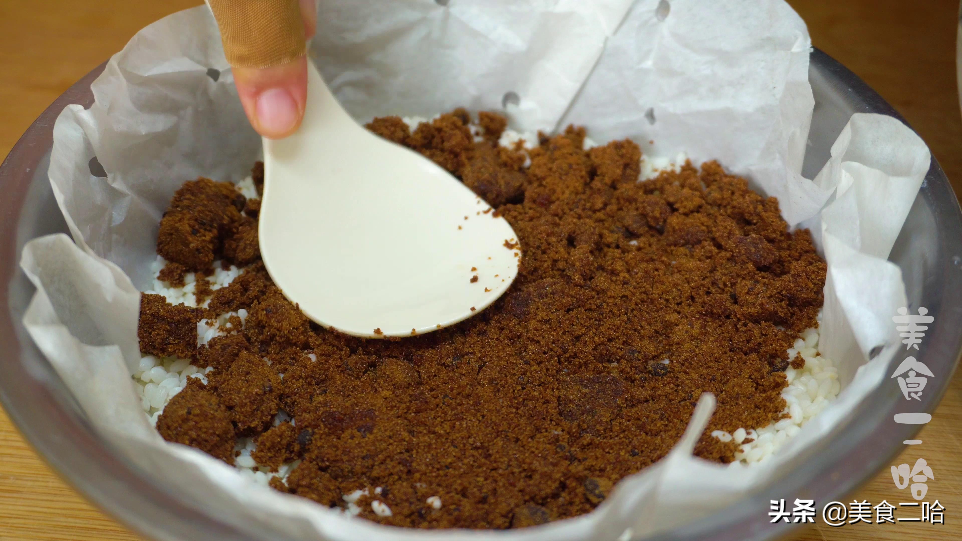 每年端午节,奶奶总会各种花样蒸糯米,做的这饭比粽子简单有好吃(图6) 红糖糯米饭制作方法_端午节传统习俗_包粽子的窍门