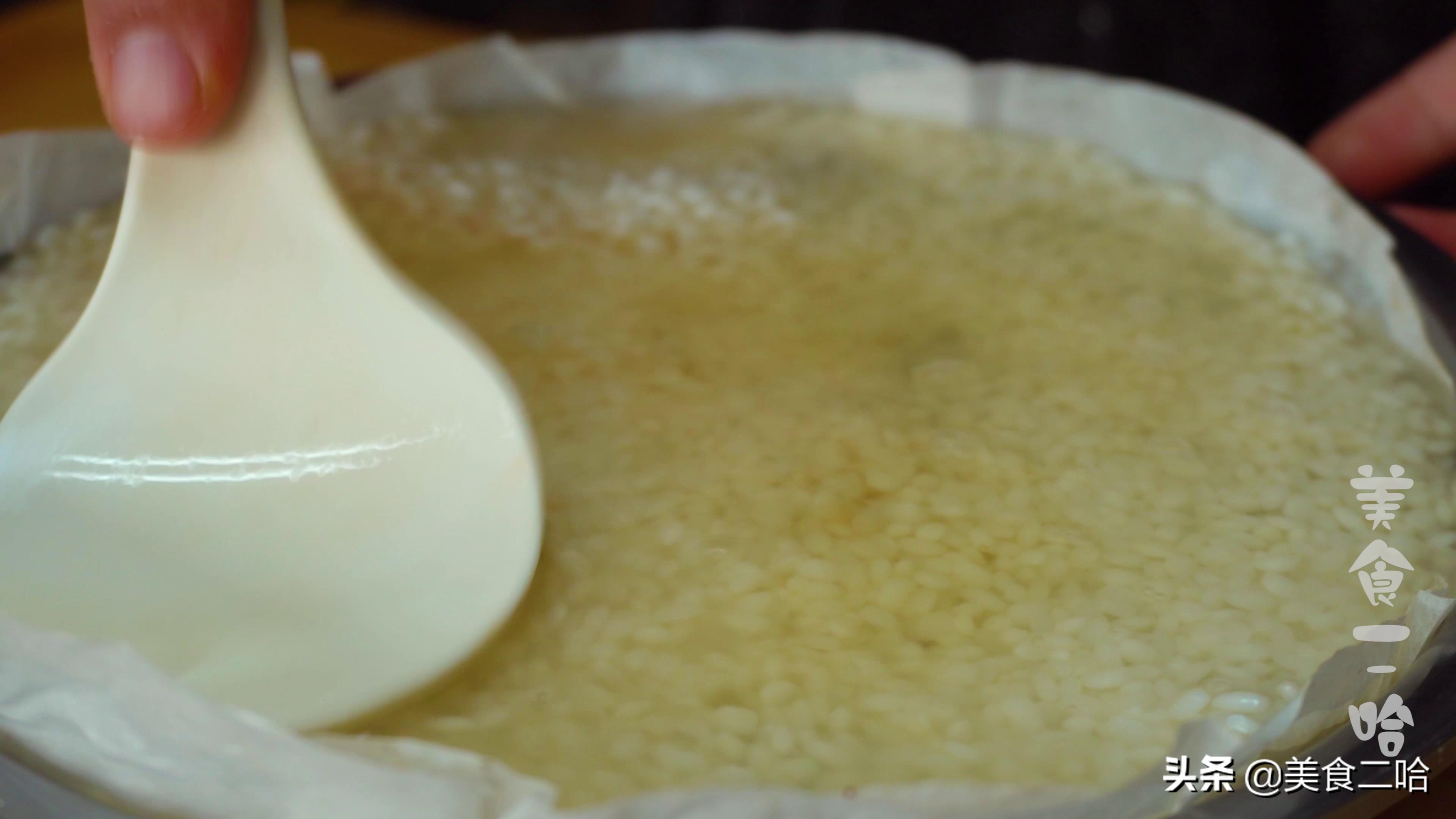 每年端午节,奶奶总会各种花样蒸糯米,做的这饭比粽子简单有好吃(图8) 端午节传统习俗_红糖糯米饭制作方法_包粽子的窍门