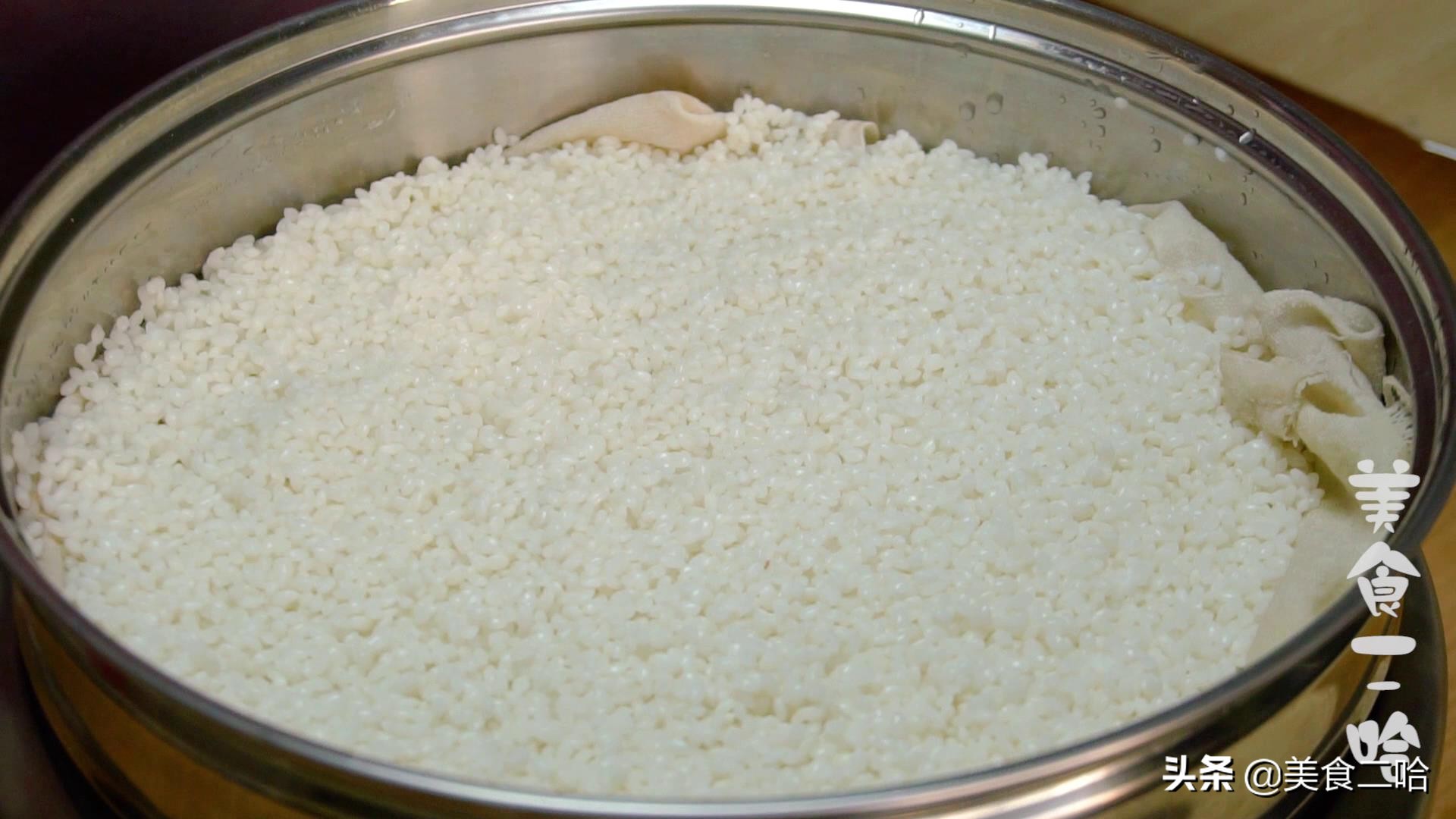 每年端午节,奶奶总会各种花样蒸糯米,做的这饭比粽子简单有好吃(图10) 包粽子的窍门_红糖糯米饭制作方法_端午节传统习俗