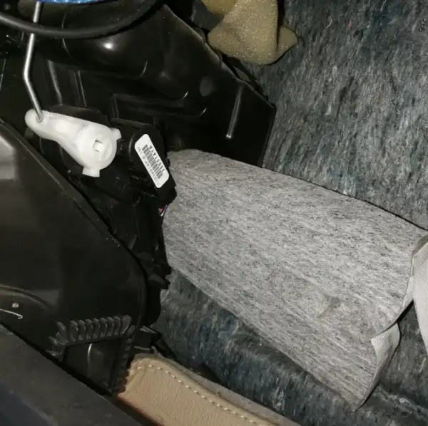 风神ax7空调滤芯型号,风神ax7空调滤芯多少钱(图3) ax7空调滤芯拆装图解_风神ax7空调滤芯更换步骤_风神ax7空调滤芯型号