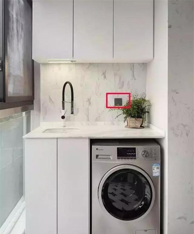 建议各位:洗衣机千万别放阳台!会出现这些问题,真的不是迷信(图2) 洗衣机 阳台 卫生间_阳台洗衣机安装规范_阳台洗衣机防水措施