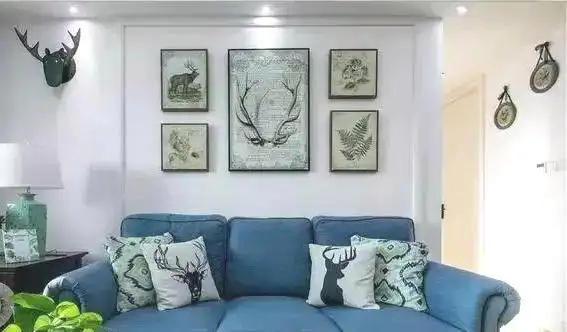 98平小三室,客厅丰富漂亮极了,餐厅最实用,打满柜子!(图2) 客厅蓝色调布艺沙发空间设计_餐厅嵌入式柜子开放式格子柜吊灯装饰_小户型客厅装饰效果图