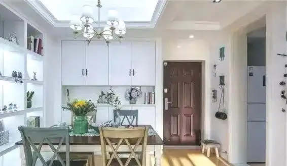 98平小三室,客厅丰富漂亮极了,餐厅最实用,打满柜子!(图3) 餐厅嵌入式柜子开放式格子柜吊灯装饰_客厅蓝色调布艺沙发空间设计_小户型客厅装饰效果图