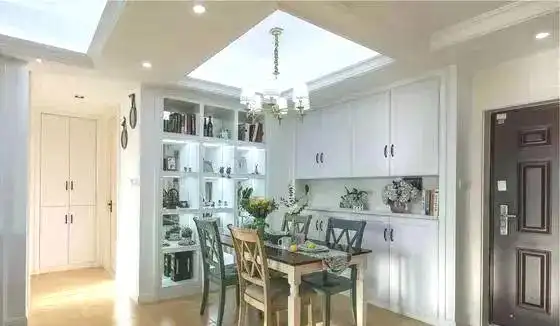 98平小三室,客厅丰富漂亮极了,餐厅最实用,打满柜子!(图4) 小户型客厅装饰效果图_餐厅嵌入式柜子开放式格子柜吊灯装饰_客厅蓝色调布艺沙发空间设计