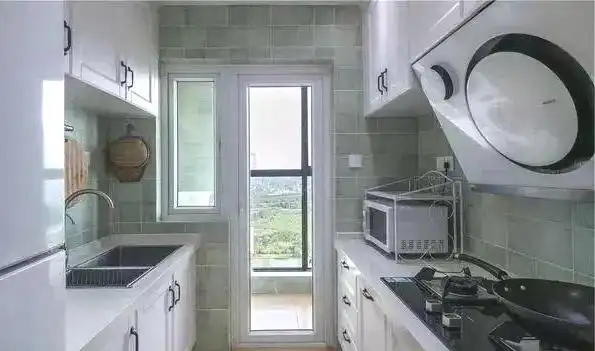 98平小三室,客厅丰富漂亮极了,餐厅最实用,打满柜子!(图5) 餐厅嵌入式柜子开放式格子柜吊灯装饰_小户型客厅装饰效果图_客厅蓝色调布艺沙发空间设计