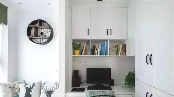 98平小三室,客厅丰富漂亮极了,餐厅最实用,打满柜子!(图6) 客厅蓝色调布艺沙发空间设计_小户型客厅装饰效果图_餐厅嵌入式柜子开放式格子柜吊灯装饰