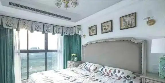 98平小三室,客厅丰富漂亮极了,餐厅最实用,打满柜子!(图7) 餐厅嵌入式柜子开放式格子柜吊灯装饰_小户型客厅装饰效果图_客厅蓝色调布艺沙发空间设计