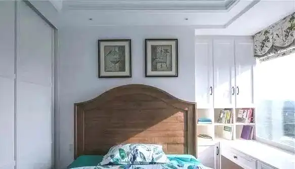 98平小三室,客厅丰富漂亮极了,餐厅最实用,打满柜子!(图8) 小户型客厅装饰效果图_餐厅嵌入式柜子开放式格子柜吊灯装饰_客厅蓝色调布艺沙发空间设计