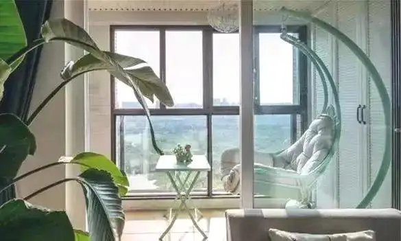 98平小三室,客厅丰富漂亮极了,餐厅最实用,打满柜子!(图9) 小户型客厅装饰效果图_客厅蓝色调布艺沙发空间设计_餐厅嵌入式柜子开放式格子柜吊灯装饰