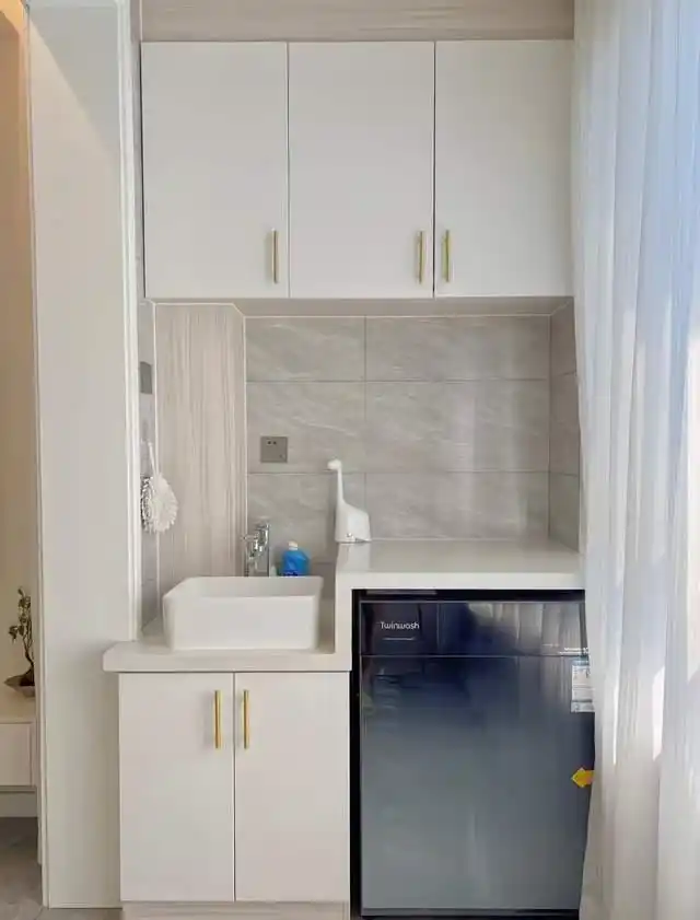 发现一位网友的家,因“穷装”而走红,耐看又实用,引来邻居的羡慕(图14) 小户型客厅装饰效果图_简约舒适家_小户型实用装修设计