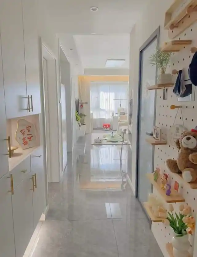 发现一位网友的家,因“穷装”而走红,耐看又实用,引来邻居的羡慕(图3) 小户型客厅装饰效果图_小户型实用装修设计_简约舒适家