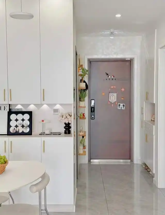 发现一位网友的家,因“穷装”而走红,耐看又实用,引来邻居的羡慕(图4) 简约舒适家_小户型实用装修设计_小户型客厅装饰效果图