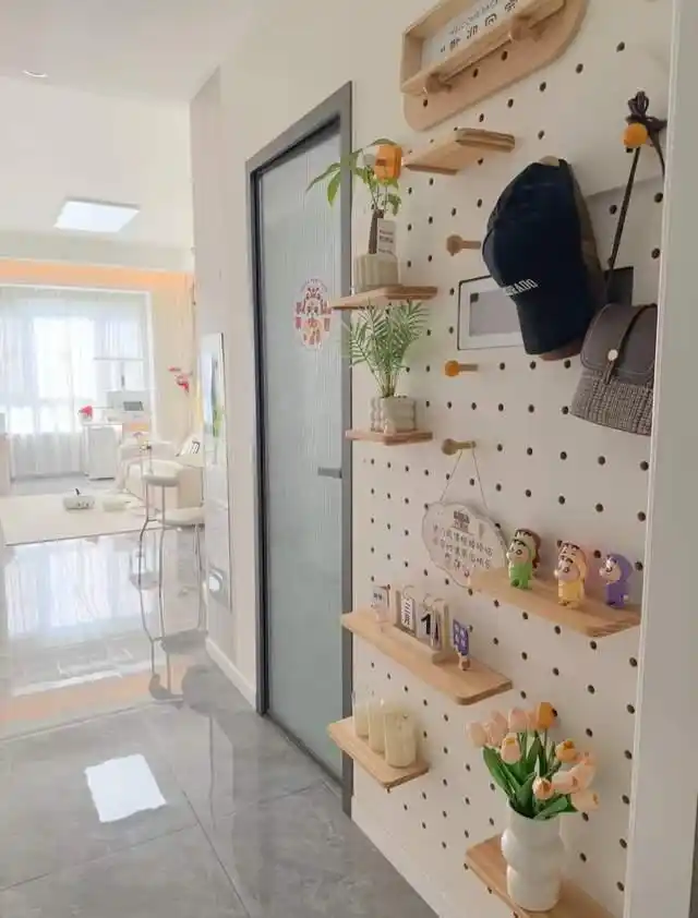 发现一位网友的家,因“穷装”而走红,耐看又实用,引来邻居的羡慕(图6) 小户型客厅装饰效果图_简约舒适家_小户型实用装修设计