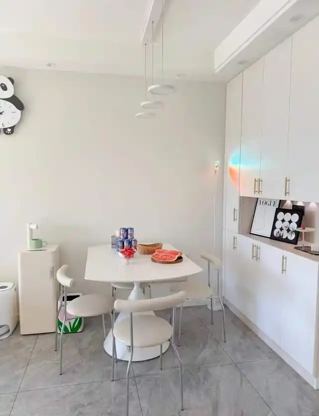 发现一位网友的家,因“穷装”而走红,耐看又实用,引来邻居的羡慕(图8) 小户型客厅装饰效果图_小户型实用装修设计_简约舒适家