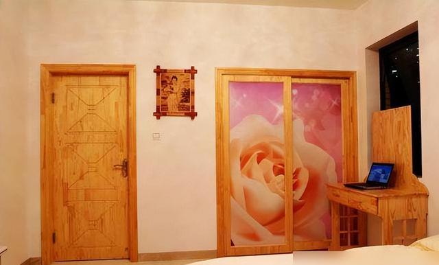 表哥装修花8万吹嘘说最环保,卫生间居然设在阳台,保证你没见过(图2) 阳台改卫生间_洗衣机 阳台 卫生间_阳台防水改造违规