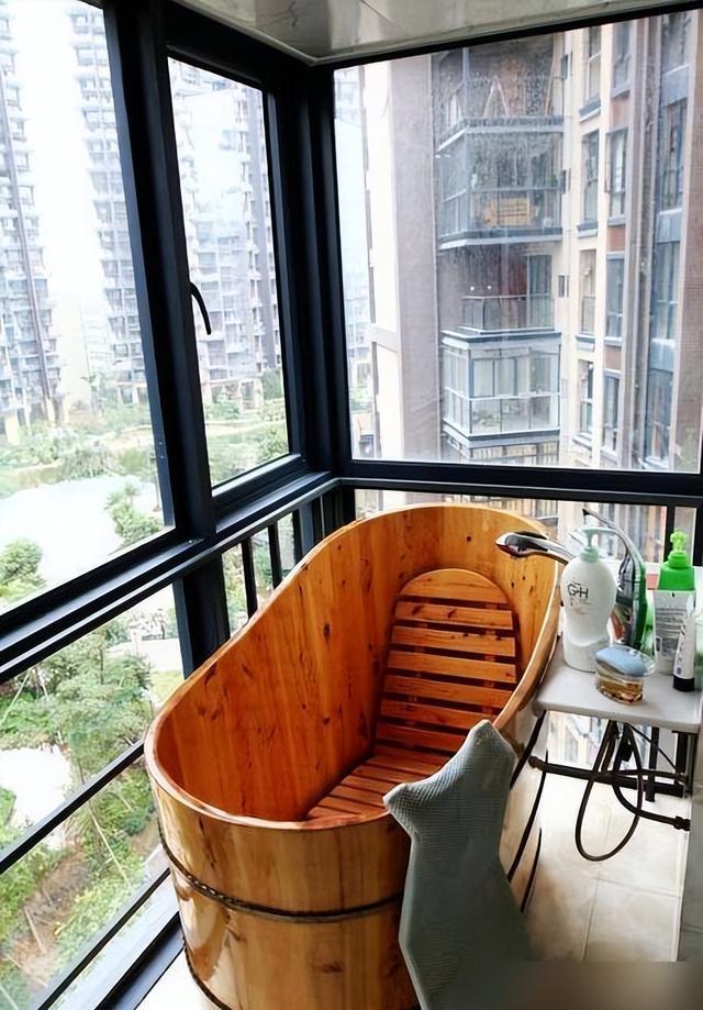 表哥装修花8万吹嘘说最环保,卫生间居然设在阳台,保证你没见过(图3) 阳台防水改造违规_洗衣机 阳台 卫生间_阳台改卫生间